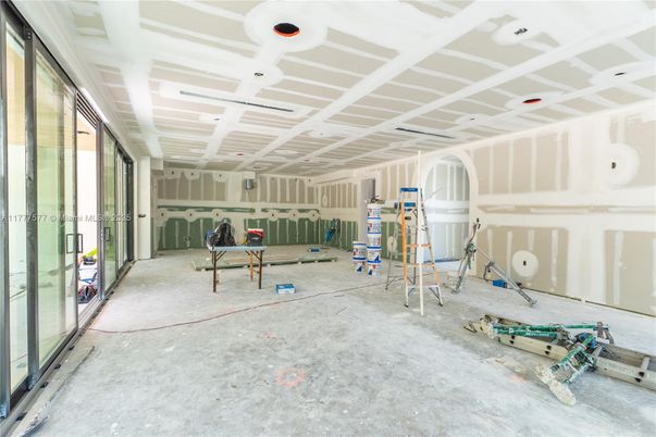 Empty room, Interior