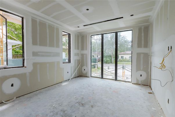 Empty room, Interior