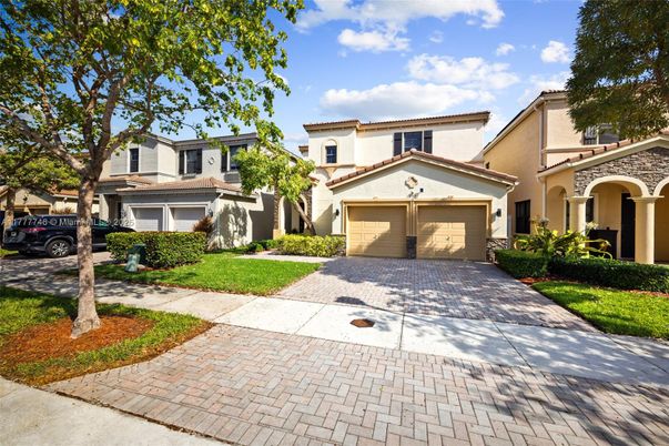 Attached, Exterior, Facade, Mediterranean