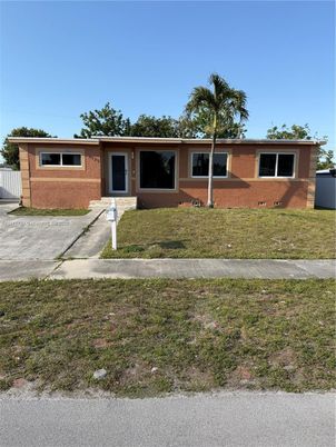 Exterior, Facade, Brick Facade, Ranch