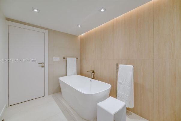 Bathroom, Free Standing Baths, Interior, Recessed Lighting