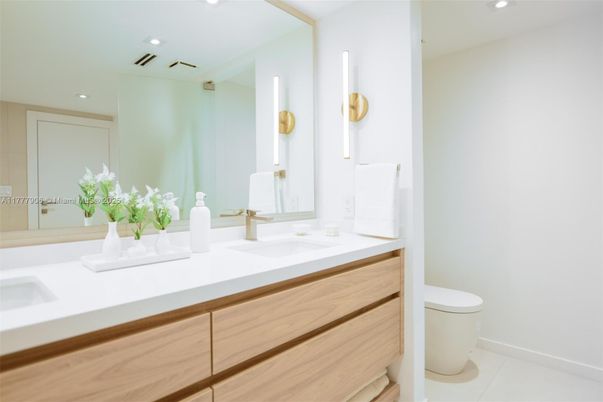 Bathroom, Dual Sink Vanities, Interior, Recessed Lighting