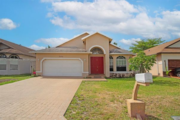 Attached, Exterior, Facade, Ranch