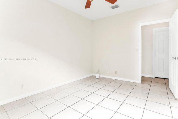 Empty room, Interior