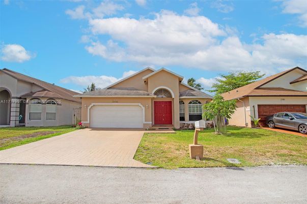 Attached, Exterior, Facade, Ranch