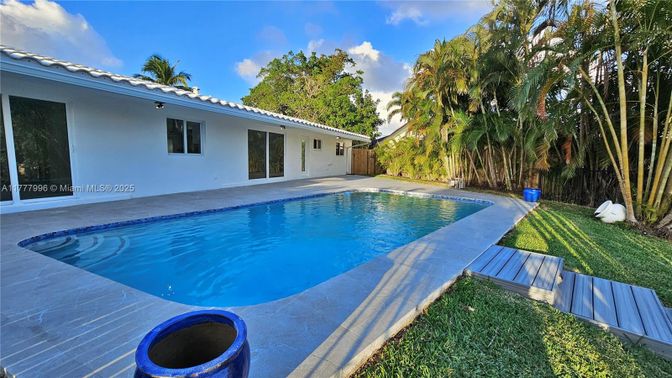 Exterior, Pool
