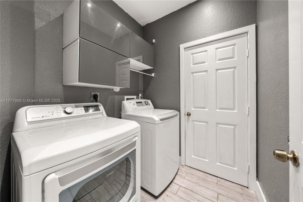 Interior, Washer, Wood Texture Flooring