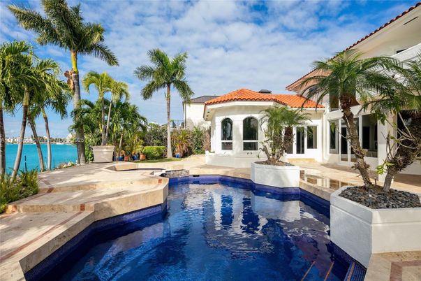 Exterior, Pool, Water