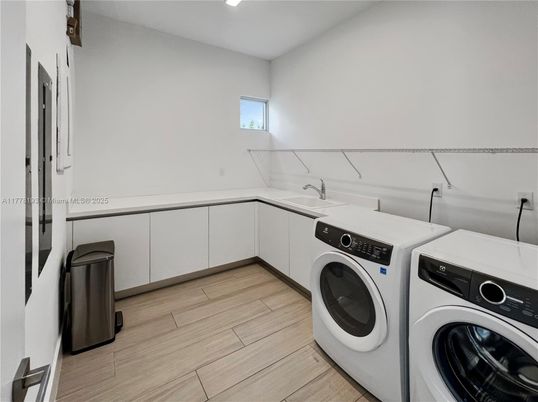 Interior, Recessed Lighting, Washer, Wood Texture Flooring