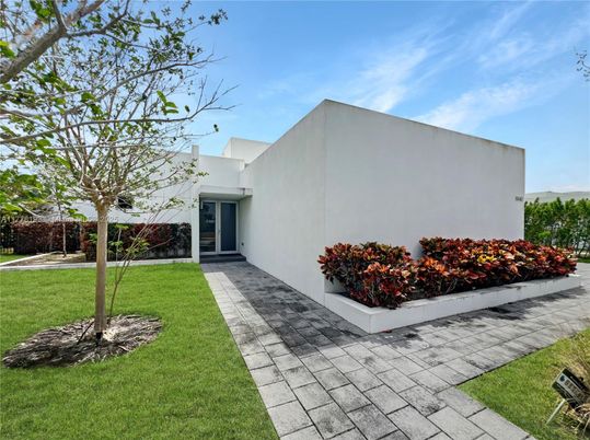 Backyard, Exterior, Facade, Modern
