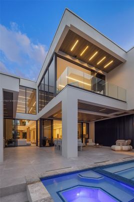 Exterior, Facade, Pool, Modern