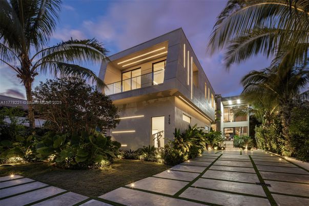 Exterior, Facade, Modern