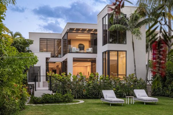 Backyard, Exterior, Facade, Modern