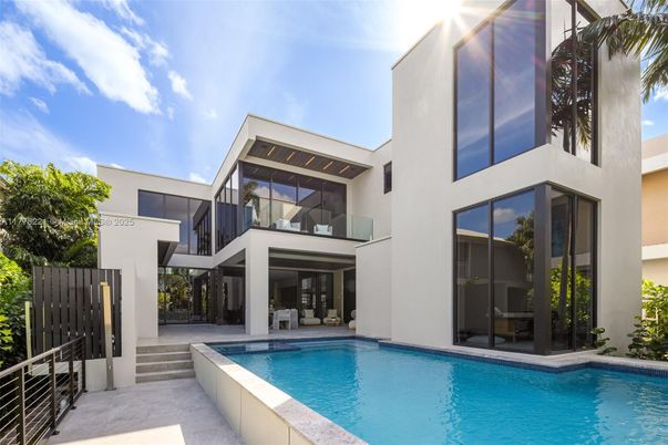Exterior, Facade, Pool, Modern
