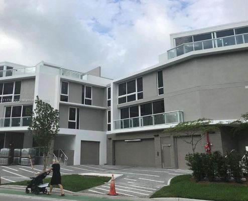 Attached, Exterior, Facade, Modern