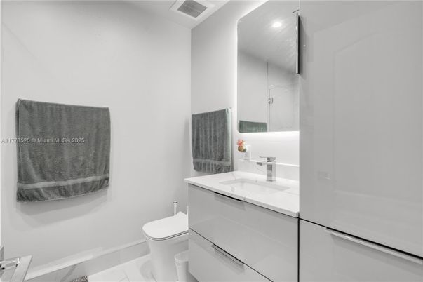 Bathroom, Interior, Recessed Lighting