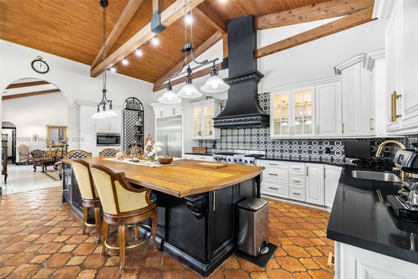 Dining room, Interior, Kitchen, Pendant Lights, Stainless Steel Appliances, Wooden Beams, Wooden Ceilings
