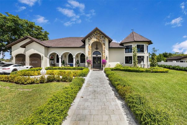 Exterior, Facade, Mediterranean