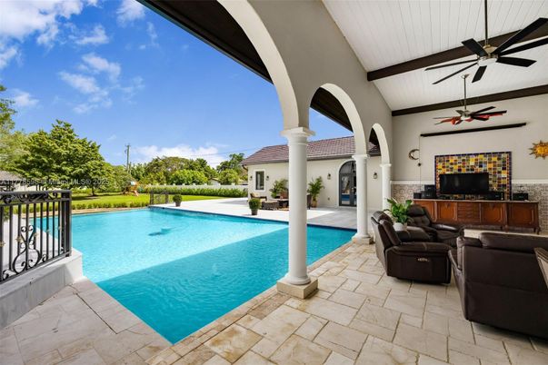 Exterior, Pool