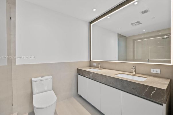 Bathroom, Dual Sink Vanities, Interior, Recessed Lighting