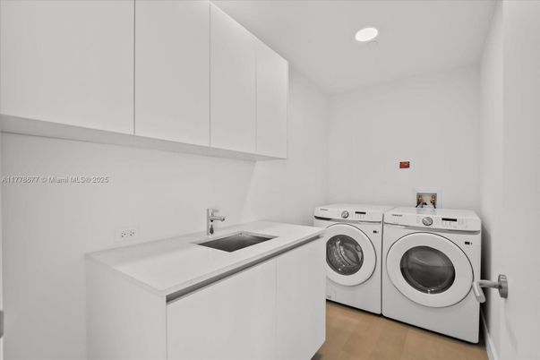Interior, Recessed Lighting, Washer, Wood Texture Flooring