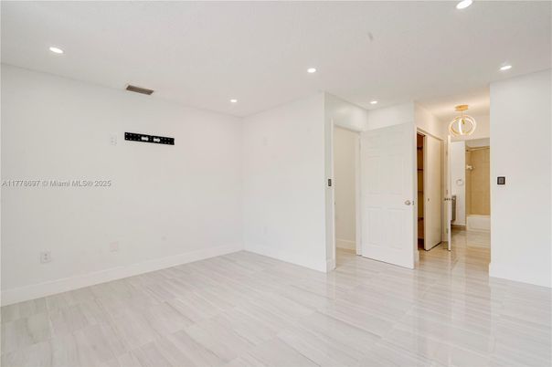 Empty room, Interior, Recessed Lighting