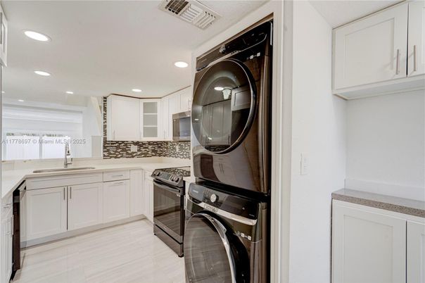 Interior, Kitchen, Recessed Lighting, Washer