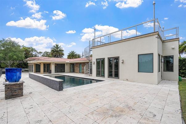 Exterior, Pool