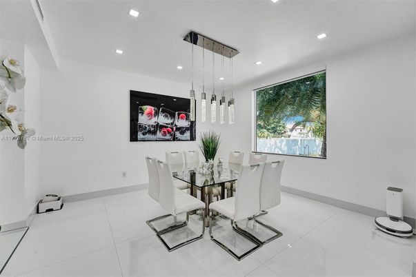 Dining room, Interior, Pendant Lights, Recessed Lighting