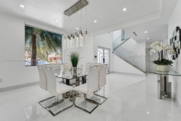 Dining room, Interior, Pendant Lights, Recessed Lighting