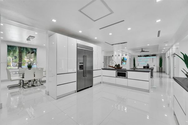 Dining room, Interior, Kitchen, Pendant Lights, Recessed Lighting, Stainless Steel Appliances