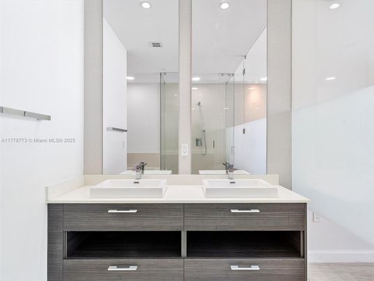 Bathroom, Dual Sink Vanities, Interior, Recessed Lighting