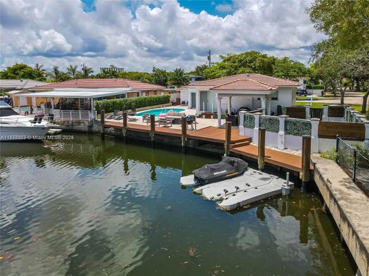 Exterior, Lake
