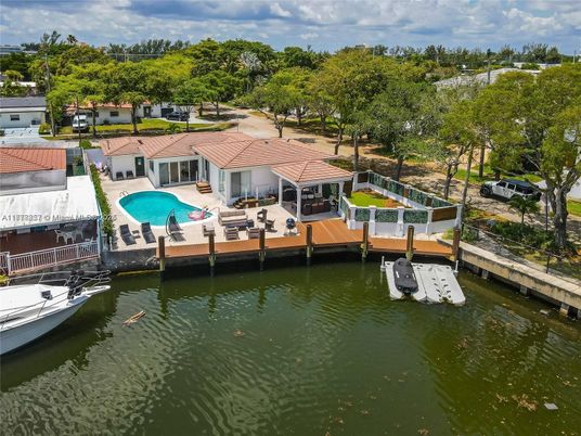 Exterior, Lake