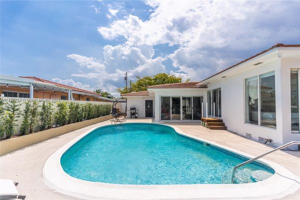 Exterior, Pool