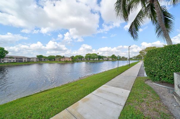 Exterior, Lake