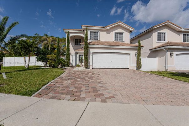 Attached, Exterior, Facade, Mediterranean