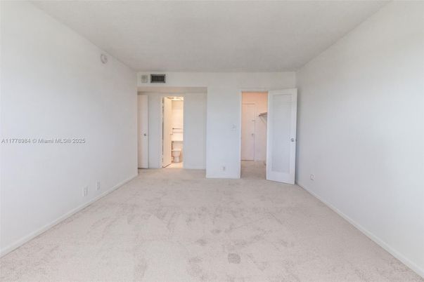 Empty room, Interior