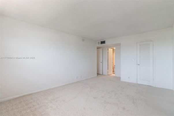 Empty room, Interior