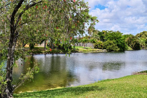 Exterior, Lake