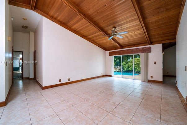 Empty room, Interior, Wooden Beams, Wooden Ceilings