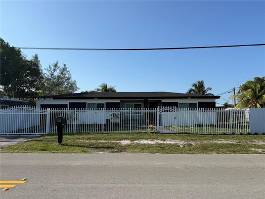 Exterior, Facade, Ranch