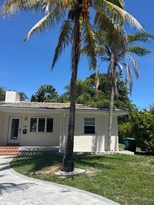 Exterior, Facade, Ranch