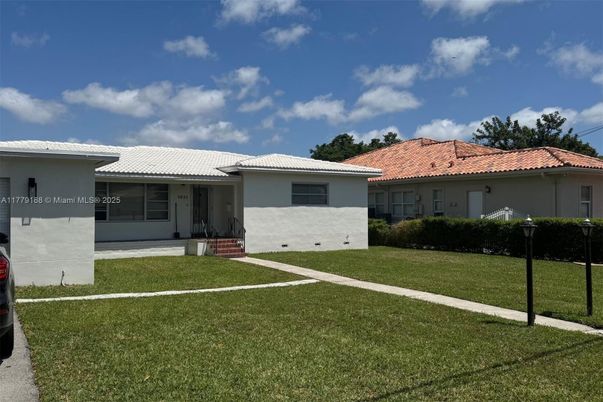 Backyard, Exterior, Facade, Ranch
