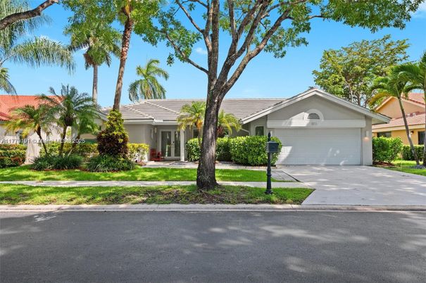 Attached, Exterior, Facade, Ranch
