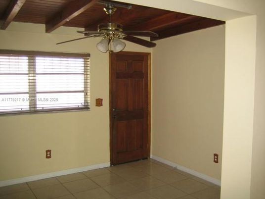 Empty room, Interior, Wooden Beams, Wooden Ceilings