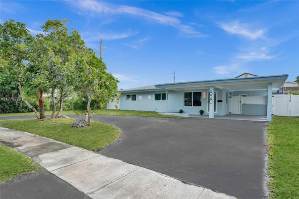 Attached, Exterior, Facade, Ranch