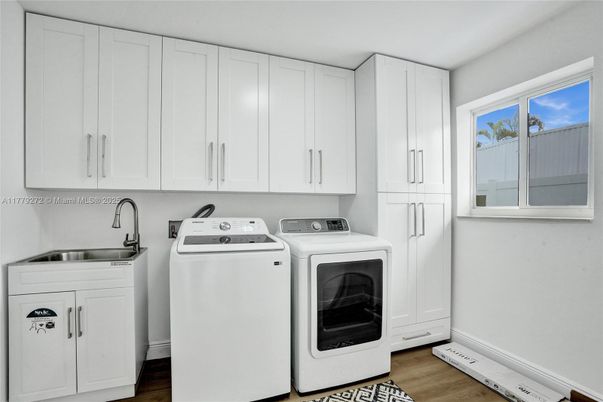Interior, Washer, Wood Texture Flooring