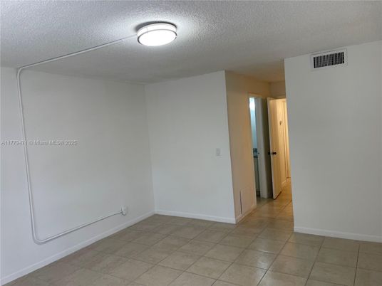 Empty room, Interior