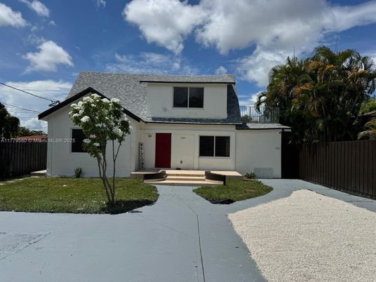 Exterior, Facade, Ranch
